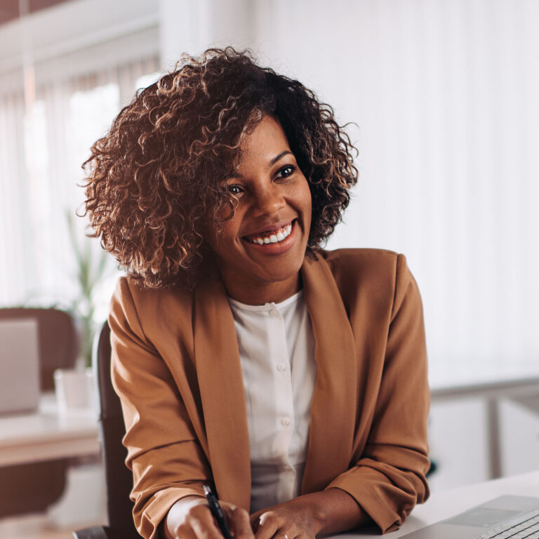 traineeship sociaal domein inkomensconsulent lachende jonge vrouw