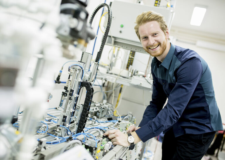werken in de elektrotechniek engineer werkt aan high tech installatie